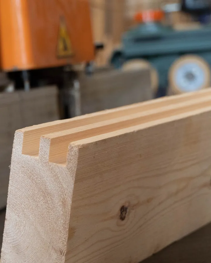 [Madera con varios cortes perfectos]