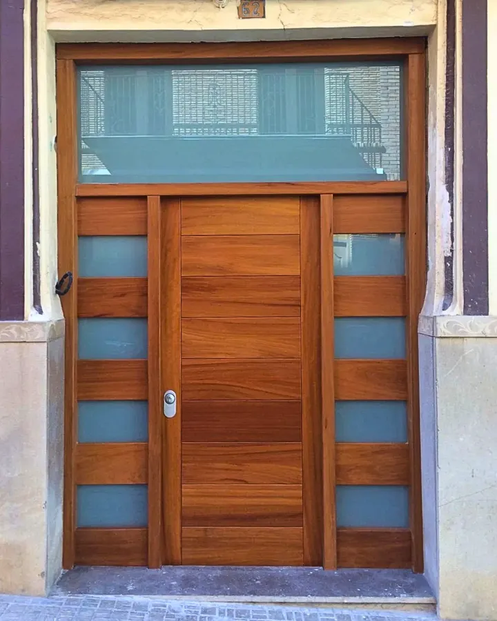 puerta exterior de madera